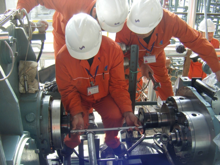 新疆乙炔島項目日本神崗螺桿壓縮機組安裝1